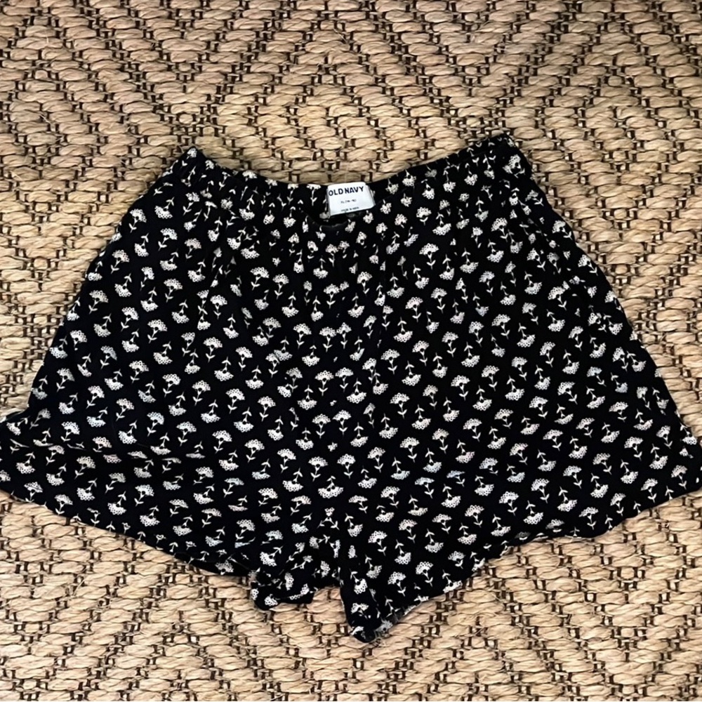 Old Navy Girls Shorts size XL 14-16 floral block print fabric. Like new